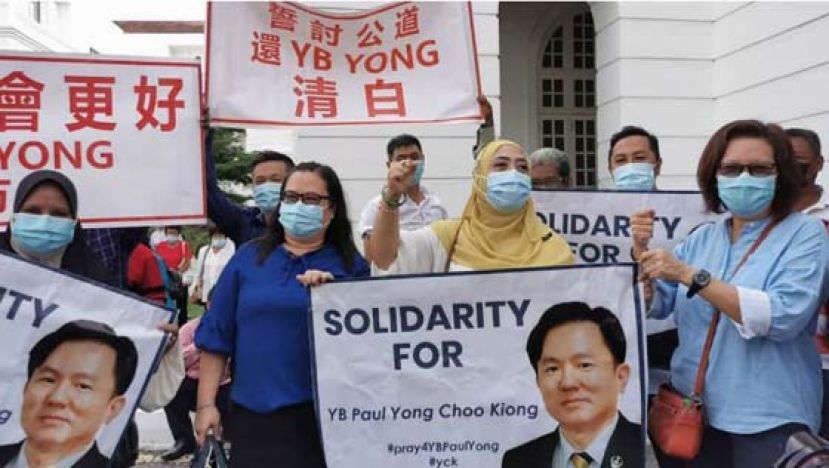 约有30名杨祖强支持者到高庭外高举海报，给他打气。