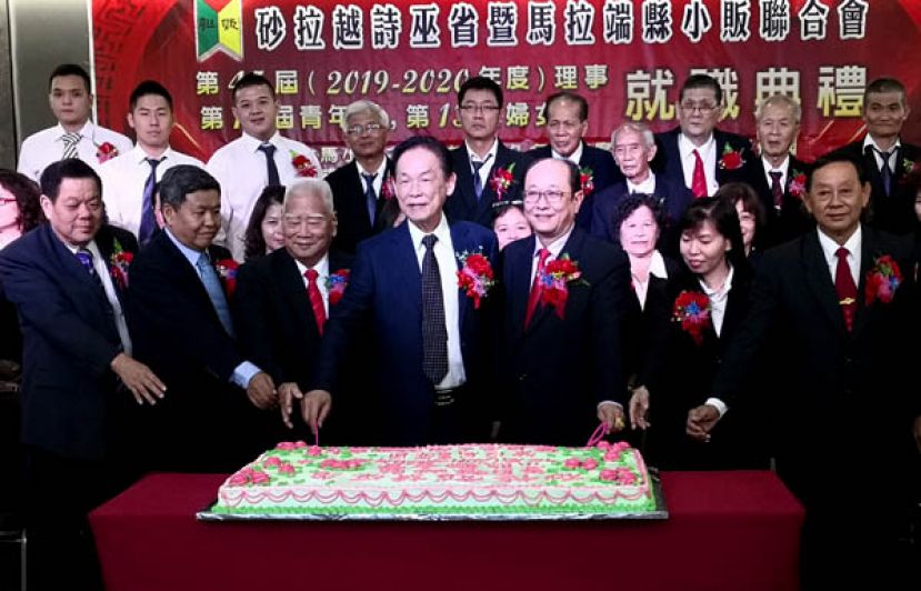 丹斯里拿督张仕国（左四）、主席蒋祥源（左三）、拿督姚文春（右三）、温进良（右一）及筹备会主席叶丽芬（右二）与嘉宾共切孝亲节蛋糕。