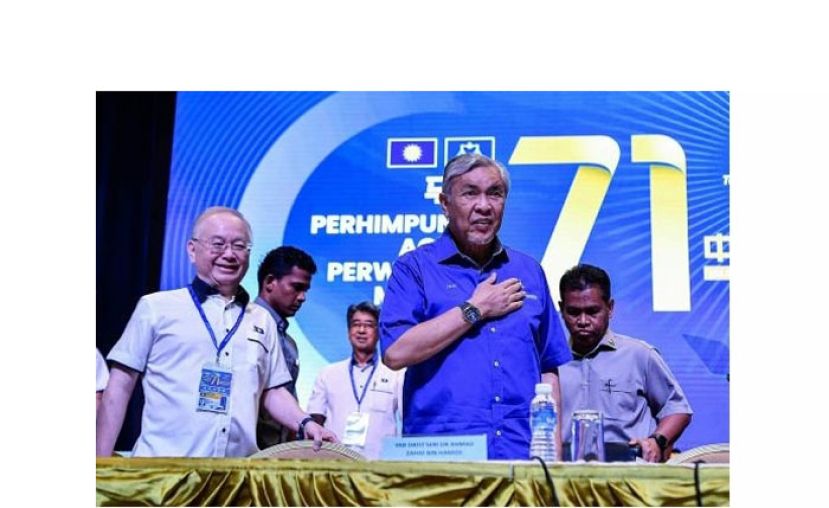 阿末扎希(右)出席马华代表大会，左为魏家祥。