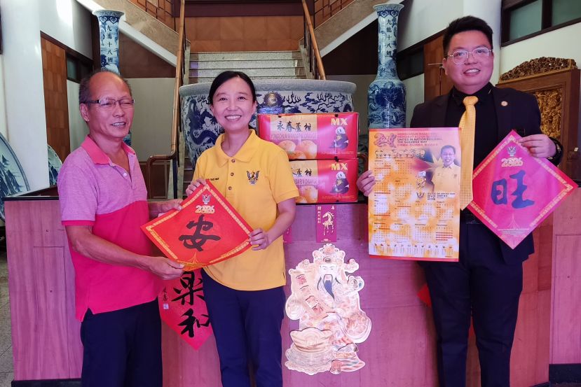 砂拉越总理政治秘书兼砂人联党妇女组主席许德婉（中）移交年柑与春贴予国际时报助理总编辑林甲昌（左），右为拿督阿玛沈桂贤的新闻官田双德。