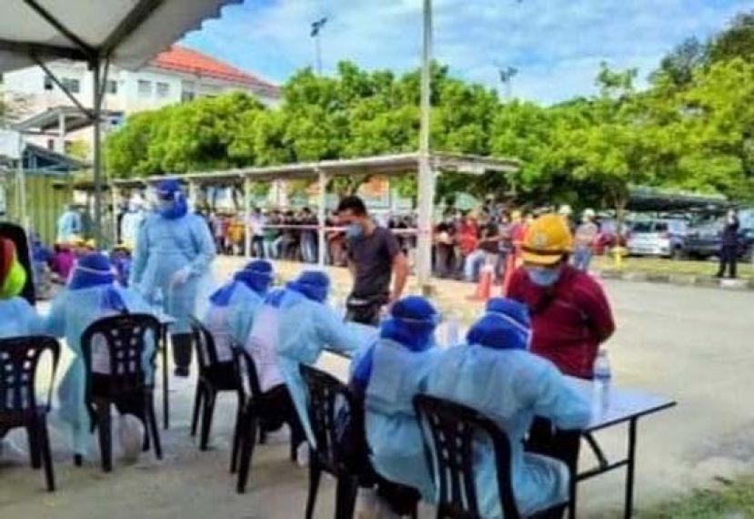 砂卫生局人员为建筑工地外劳进行筛检。