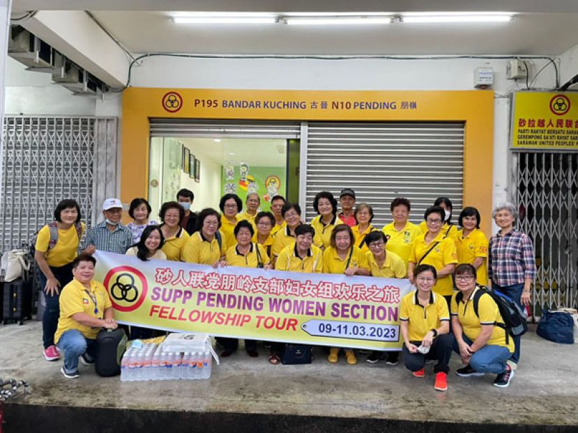 出发前大伙合影留念。