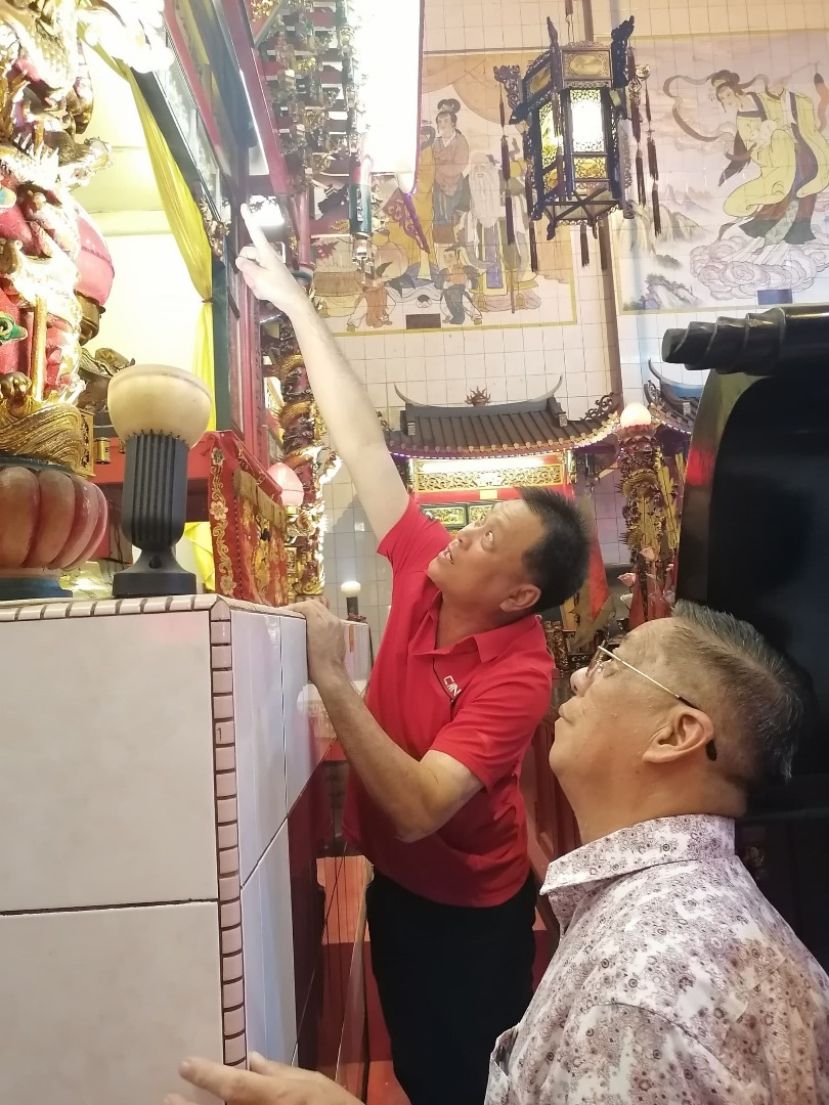  方文祥太平局绅（左）向天猛公拿督陈如飞介绍古晋东嶽观主神神龛上端古风工艺装潢。
