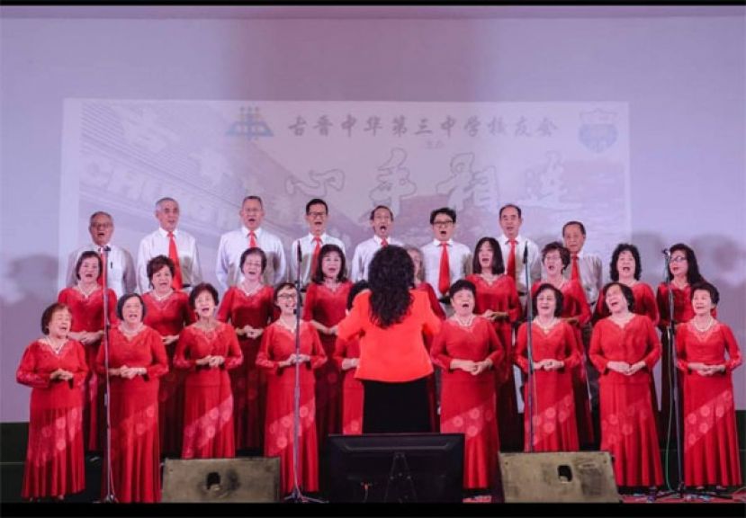 三中校友会合唱团团员们的精彩演出。