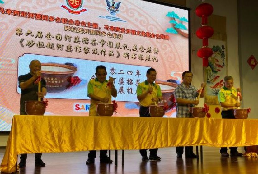 左起，在马来西亚河婆文化基金会主席拿督黄烈芳、筹委会主席天猛公刘石星以及右起为砂拉越河婆同乡会会长拿督蔡庆忠博士、马来西亚河婆公会联合总会会长拿督斯里张吉平的陪同下，砂交通部部长拿督斯里李景胜（中）为擂茶节主持推展仪式。