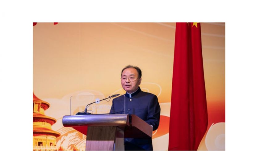 中国驻马大使欧阳玉靖致词神情。