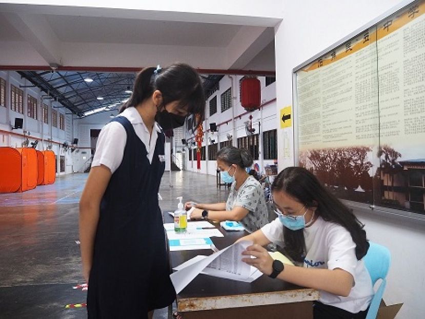 两位的初一班导师核对新生资料。