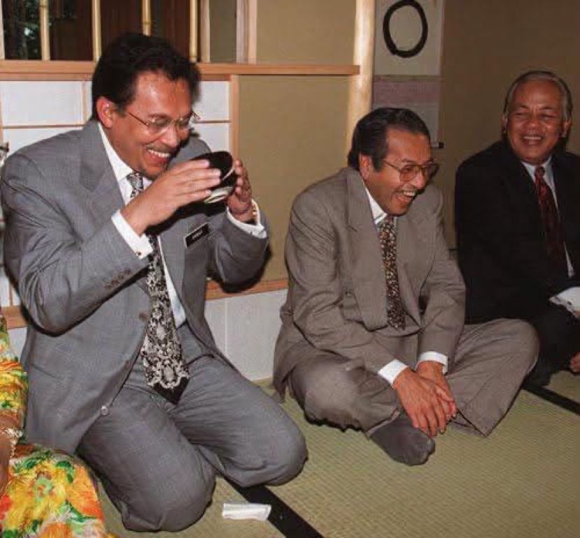 安华（左）上传了与马哈迪的昔日合照。