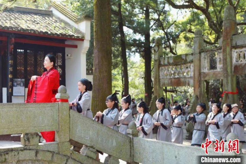 数十名青少年在白鹿洞书院身着汉服行尊师礼。