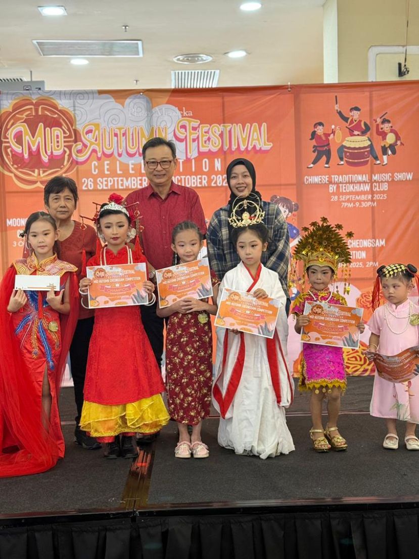 主席拿督沈坚石及筹备会主席方淑英女士与A组优胜者合影。