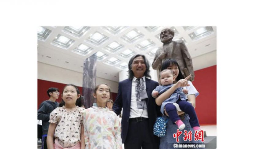 中国美术馆馆长吴为山(左三)与观众合影。