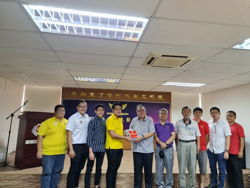 古晋中友会会长拿督黄国辉（右六）移交大学资料予人联党埔奕支部青年团团长许勋扬（左四）。