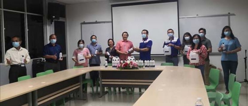 Power Up董事兼法律顾问林国逸（右六）移交洗手液与消毒剂给古晋中华小学校董会主席拿督王长福（左六）。左起为一小校长李美发、四小校长贝荣栋、二小校长张丽萍、四小监学吴孟敦、拿督王长福夫人拿汀钱秀芳；右起为五小校长陈美玲、六小校友刘春生、六小校长邓群娇及Power Up东马区销售经理李光海。