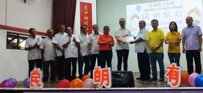 主宾拿督斯里沈桂贤移交纪念品予活动赞助人郑国栋市议员时影。