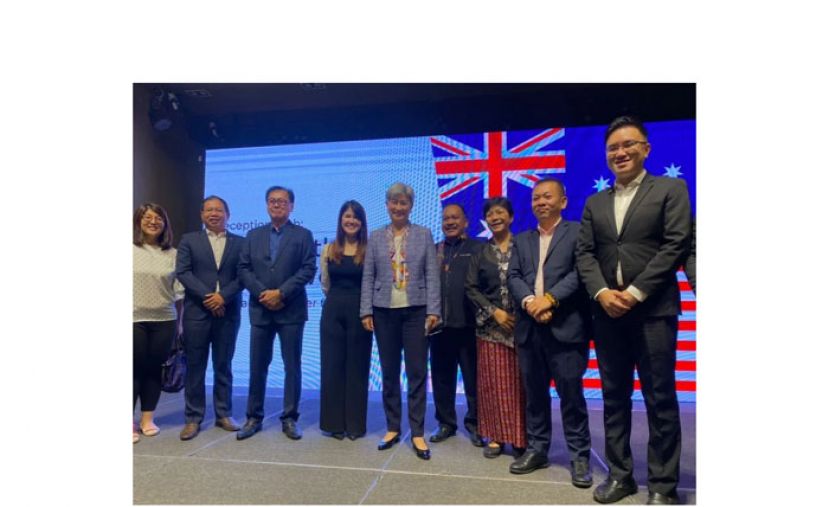 澳洲外长黄英贤（中）在沙巴与亲友合影。