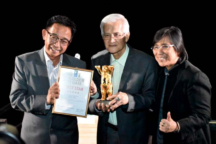 ●砂旅游、艺术、文化、青年与体育部部长拿督阿都卡林韩沙（左）把德国柏林国际旅游贸易展览会上的国际旅游多媒体奖移交予砂旅游局主席拿督阿都华合阿兹（中）及砂旅游局首席执行员莎扎（右）。