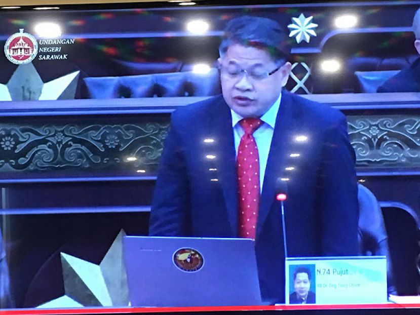 埔奕区州议员陈长锋在州议会参与辩论神情。