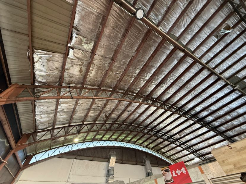 盐柴港巴刹二楼小贩中心面对鸟类泛滥的问题 影响小贩与食客的健康与用餐环境