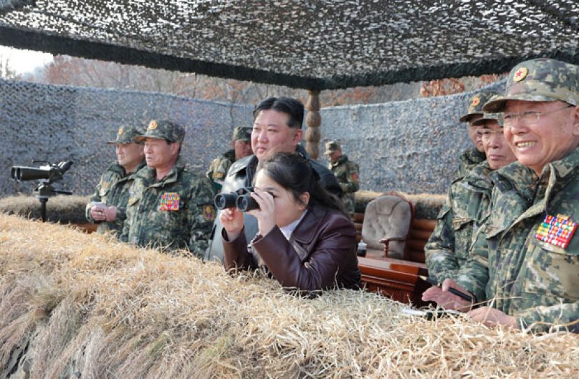 金正恩携爱女金主爱现场指导伞兵训练。
