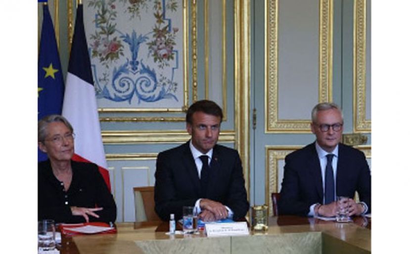 马克龙（中）要求尽快恢复秩序。