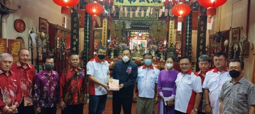 古晋潮州公会会长周文盛（左五）在众嘉宾的陪同下，赠送书籍予中国驻古晋总领事邢伟平（右七），左起为&ldquo;古晋文化缤纷庆中秋&rdquo;庆典筹委何健赞、秘书孙守生、顾问本固鲁陈兴枝及筹委会主席甲必丹林传政；右起为顾问薛华东、古晋潮州公会产业股主任芦少奎、&ldquo;古晋文化缤纷庆中秋&rdquo;庆典筹委王亚益、古晋潮州公会副会长陈瑞光、中国驻古晋领事邵笑及古晋潮州公会文化股主任沈汉忠。