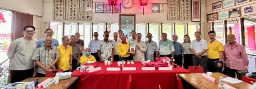 砂中华文化研究学会会长拿督邓伦奇律师（右八）赠送该学会出版的书籍给吻龙福德天圣宫理事会主席汪木传（左前排五）。右一起为吻龙元老黄伯雄、华总文教兼吻龙福宫知音文书彭国良，华总秘书长林亚德、华总妇女组主任张慧娇、砂文化研究会副会长孙春富、吻龙元老徐玉华、吻龙中公校董会主席兼福宫文书杨六亿。左一前排起田招炎、杨孙辉、吻龙福宫灵媒杨玉深（坐者）、本曼查杨慈德。左后排一起为实文然地方志召集人李志明、本固鲁刘金昇、本固鲁蔡恒辉、甲必丹蔡锦强、甲必丹陈伟勤、地方志组长李福安、文研学会秘书长王运才傅士及财政张光福。