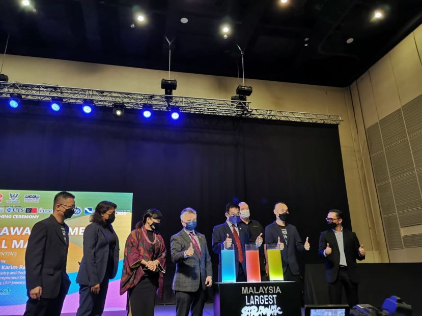  砂旅游、艺术及文化部长拿督斯里阿都卡林（右4）表示，一幅达181米的壁画预计将于今年五月完成。