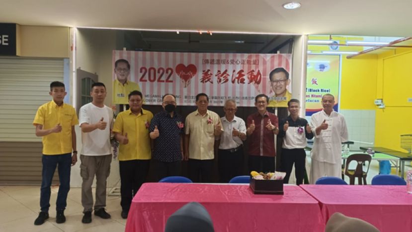 义诊的联合主宾天猛公拿督陈如飞（右五）与北市行政委员兼人联党巴都林当支部主席薛华东（右三）与古晋传统中医药与整合自然医学公会成员合影。