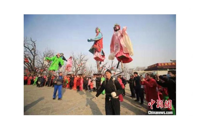 忍字口背杆表演现场。