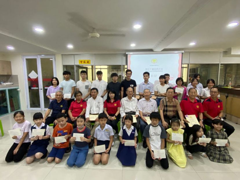 众理事与得奖学生合影。