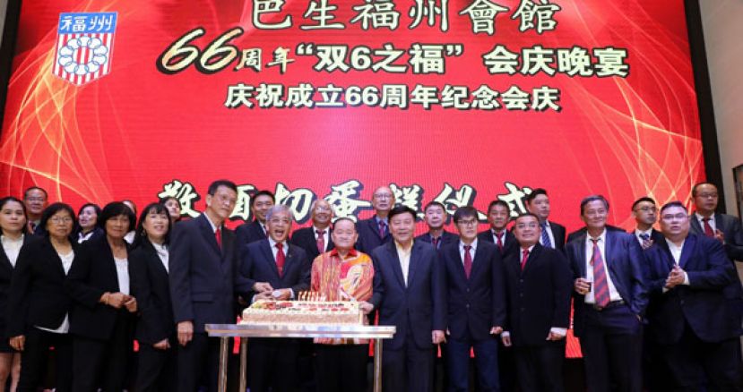 主宾与众理事们共切纪念蛋糕。