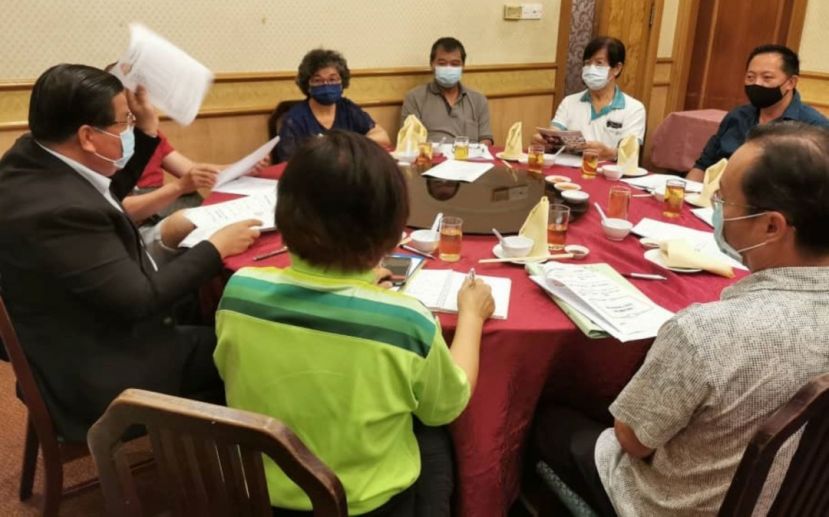 中砂六桂堂主席江宗兴（左）与该会理事群策群力讨论会务方针。