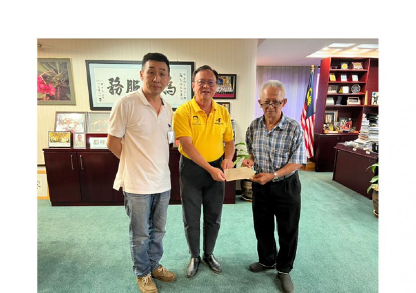 古晋传统中医药与整合自然医学公会长田明东（右）移交义诊邀请函予活动主宾巴都吉当州议员兼巴达旺市议会主席罗克强（中），左一为古晋传统中医药与整合自然医学公会会秘书张剑锋。