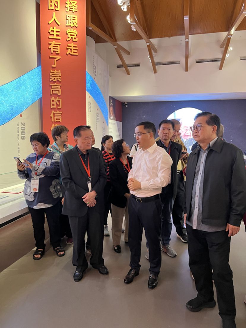叶国勋（前右二）向刘为强（前左二）讲解吴孟超院士馆的设立与纪念事迹。