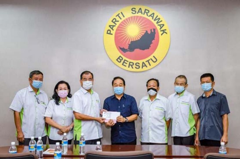 砂拉越云南善堂主席郑文新（左 3）移交新春布施邀请函予拿督斯里黄顺舸（中），左起为善堂副主席刘顺荣、副秘书赖小冰、副主席郑瑞福、秘书张南华及梁威宾。
