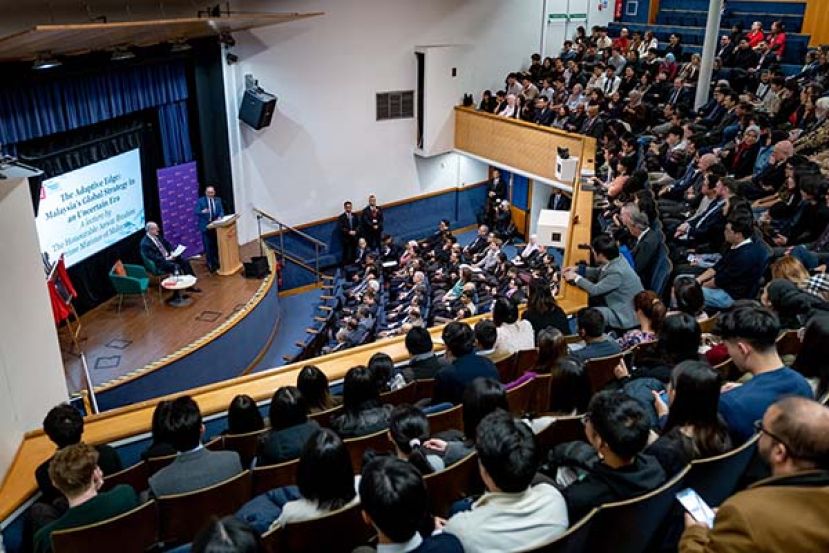 ●首相安华在伦敦政治经济学院与学生对话。