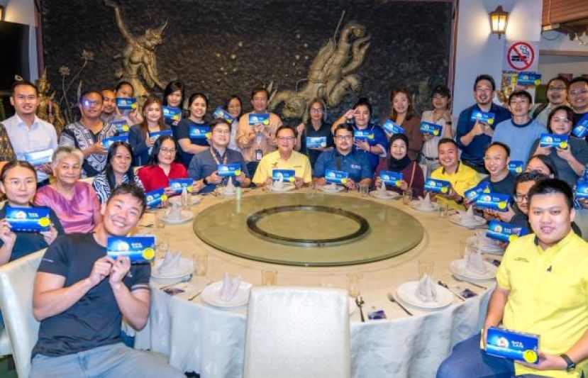 峇都吉当区州议员拿督罗克强（中）与出席的媒体人合影。