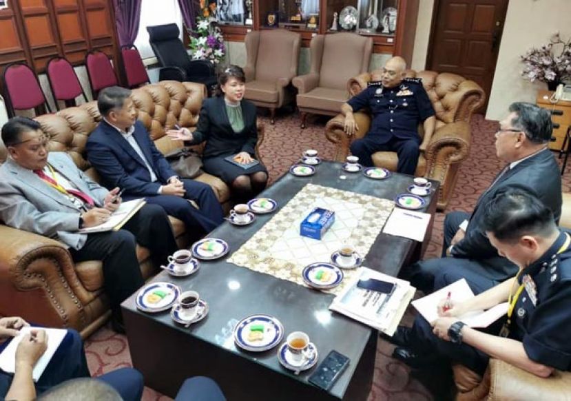 砂民主行动党州议员礼貌拜会砂警察总监拿督阿兹曼，提出民众所密切关注的治安问题。