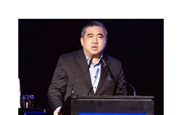 交通部长陆兆福。