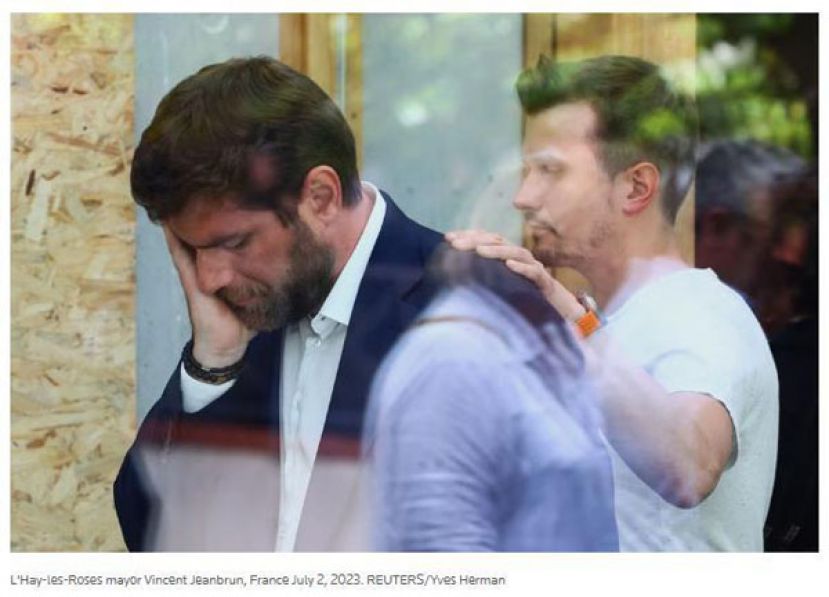 当地时间7月2日，家中遭袭击后的法国拉伊莱罗斯市市长让布兰。