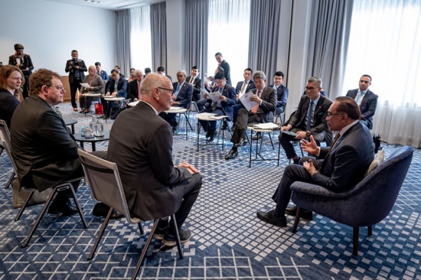 首相安华与德国企业举行会议。