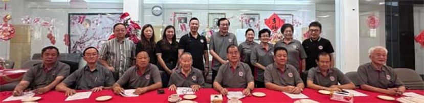 砂云南善堂2025乙巳年新春布施大会新闻发布会结束后，众筹委合影留念。 前排左起为大会副主席刘顺荣、郭兴开、郑瑞福、锺名宝、大会主席郑文新、筹委会主席刘天金、秘书张南华及筹委会副主席田新华；后排左起为财政林瑞钊、布置何爱玲、林琬婷、胡贵祥、征求布施物品组员郑文发、副秘书赖小冰、筹委卢丽英、征求布施物品组员陈桂叶及节目及司仪周樑强。