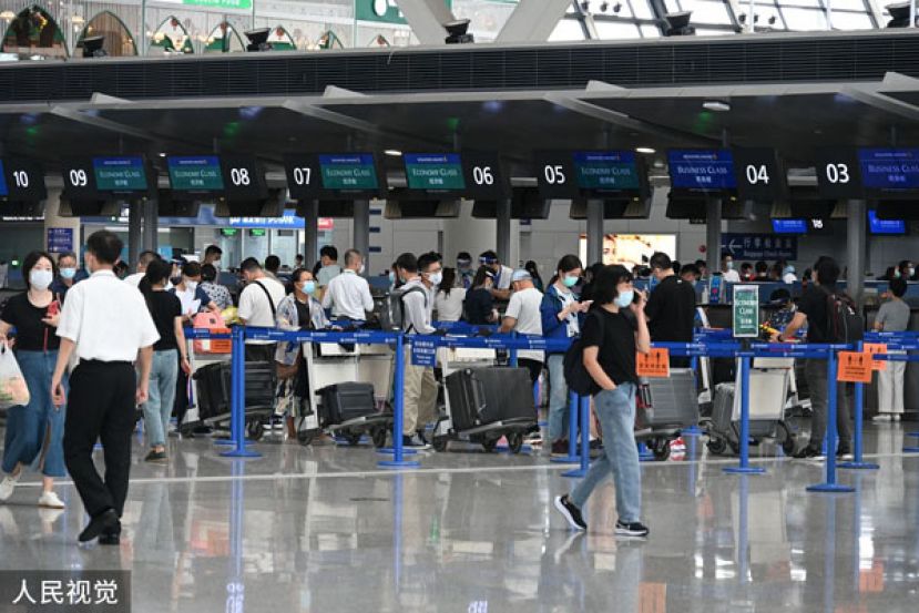 中国宣布1月8日放宽边境管制。