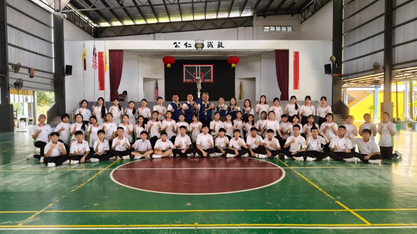 四中校长、行政主任及学长团员与2026年初一新生大合照，期许初一学生在新学年、在中学学习过程积极向上。