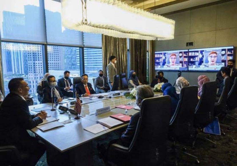 外交部长希山慕丁(左1)与澳洲外长马里斯佩恩举行双边视讯会议。