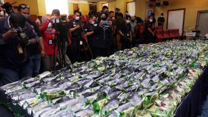 阿都哈密与属下向媒体展示肃毒战利品，警方在此行动中截获价值3539万令吉冰毒。