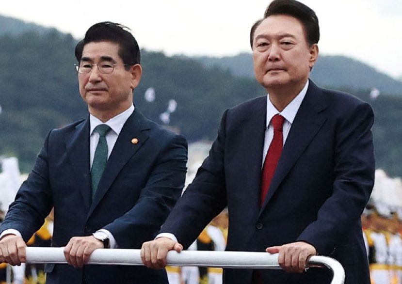 韩国前总统尹锡悦、前国防部长金龙显登上阅兵车。