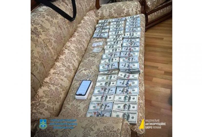 乌克兰最高法院院长被捕，沙发上铺满美钞现金。