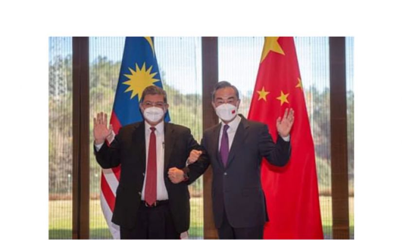 左为大马外长赛夫丁和中国外长王毅(右)。