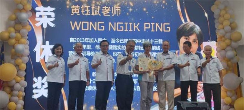 古晋中中校董会署理主席高伟宁（右三）以及校长官晨阳（右五）一起赠送感谢状和纪念品予荣休的黄钰斌老师时摄。